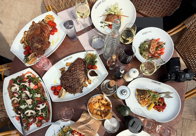 Terrasse du Saint Jean face au port de Cap Ferrat