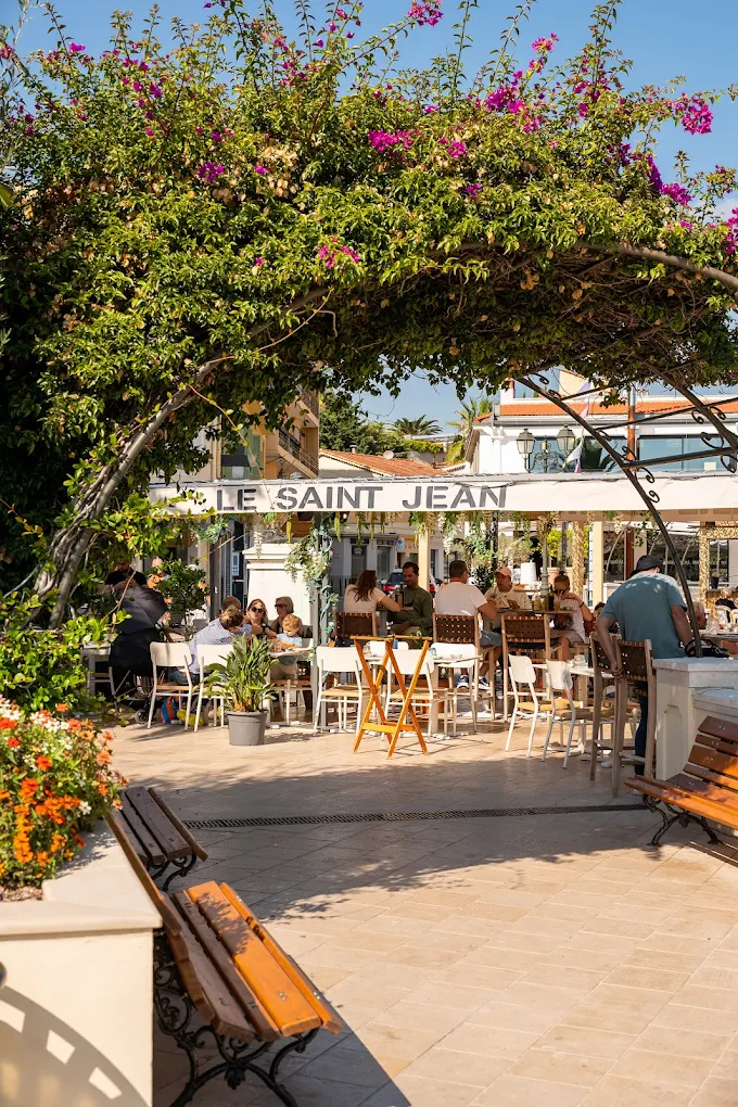 Terrasse du restaurant Le Saint Jean, port de Saint-Jean-Cap-Ferrat
