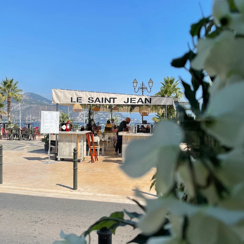 Cocktails sur la terrasse face au port